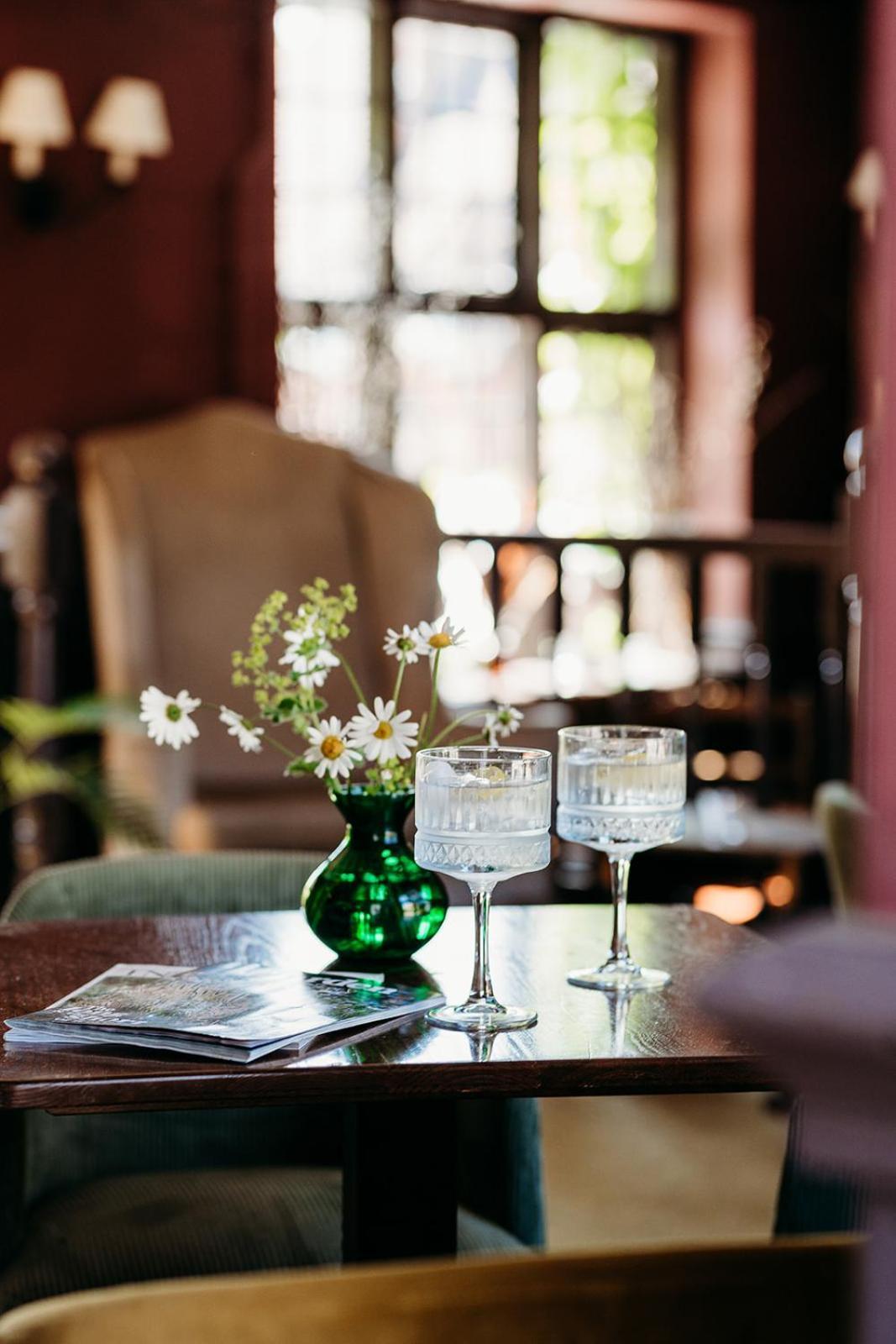 The Crown Inn Chiddingfold Esterno foto