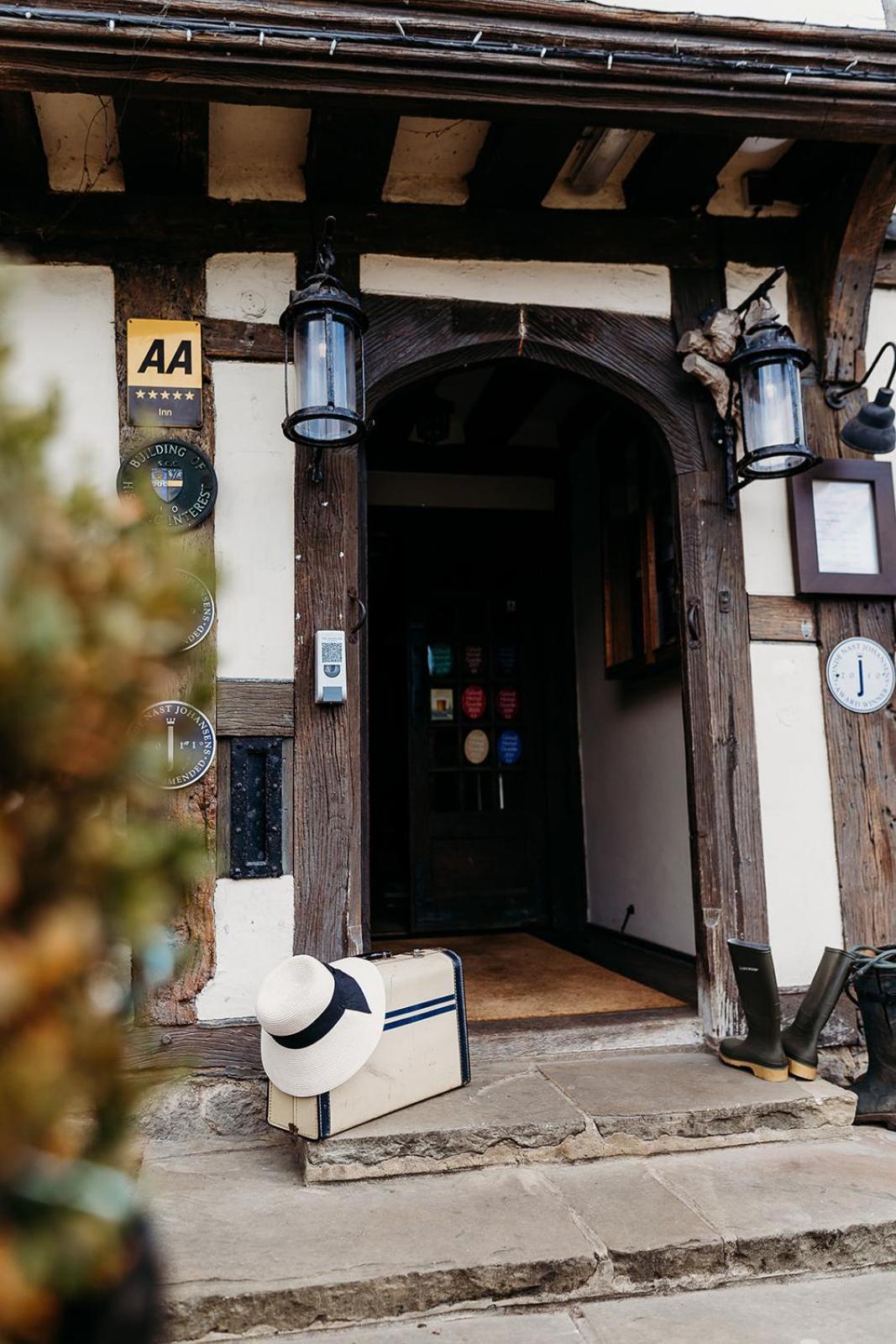 The Crown Inn Chiddingfold Esterno foto