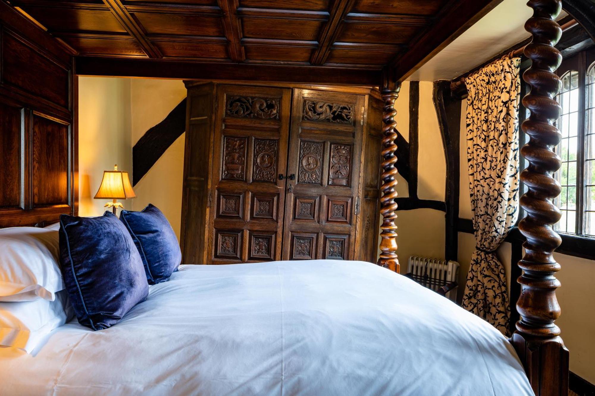 The Crown Inn Chiddingfold Esterno foto
