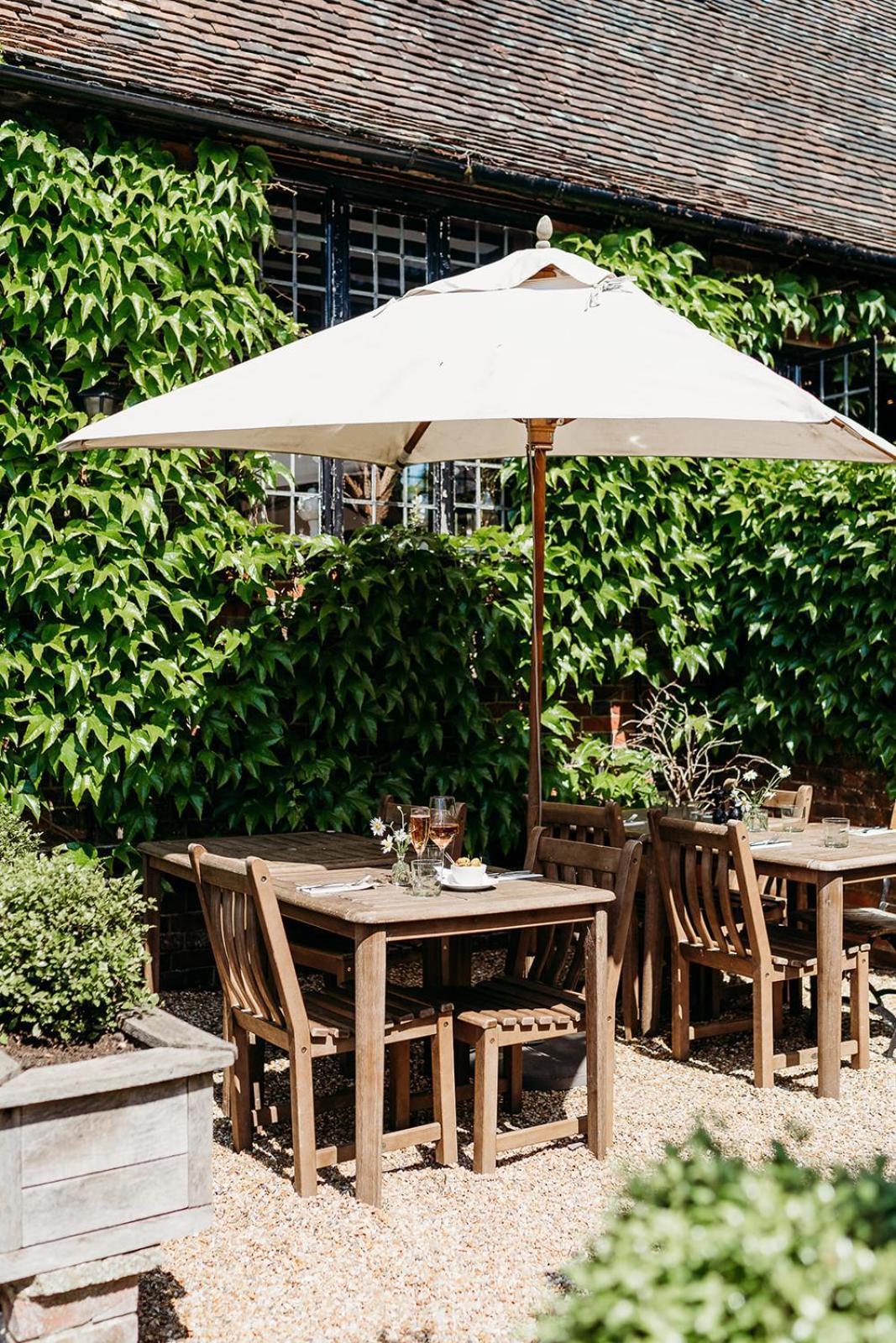 The Crown Inn Chiddingfold Esterno foto